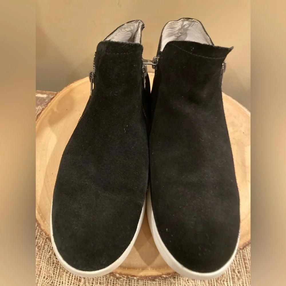 OTBT Astrid Sneaker ￼ Ankle Bootie Size 9 Ebony, Black‎ Side Zip Women’s